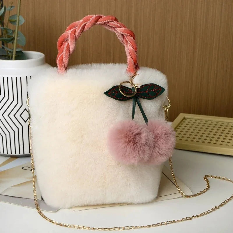 Weiße Felltasche – Bild 2
