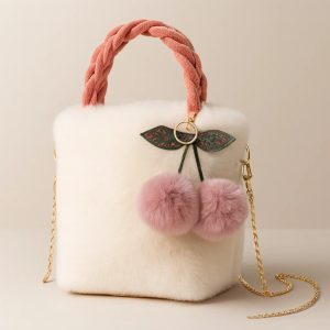 Weiße Felltasche